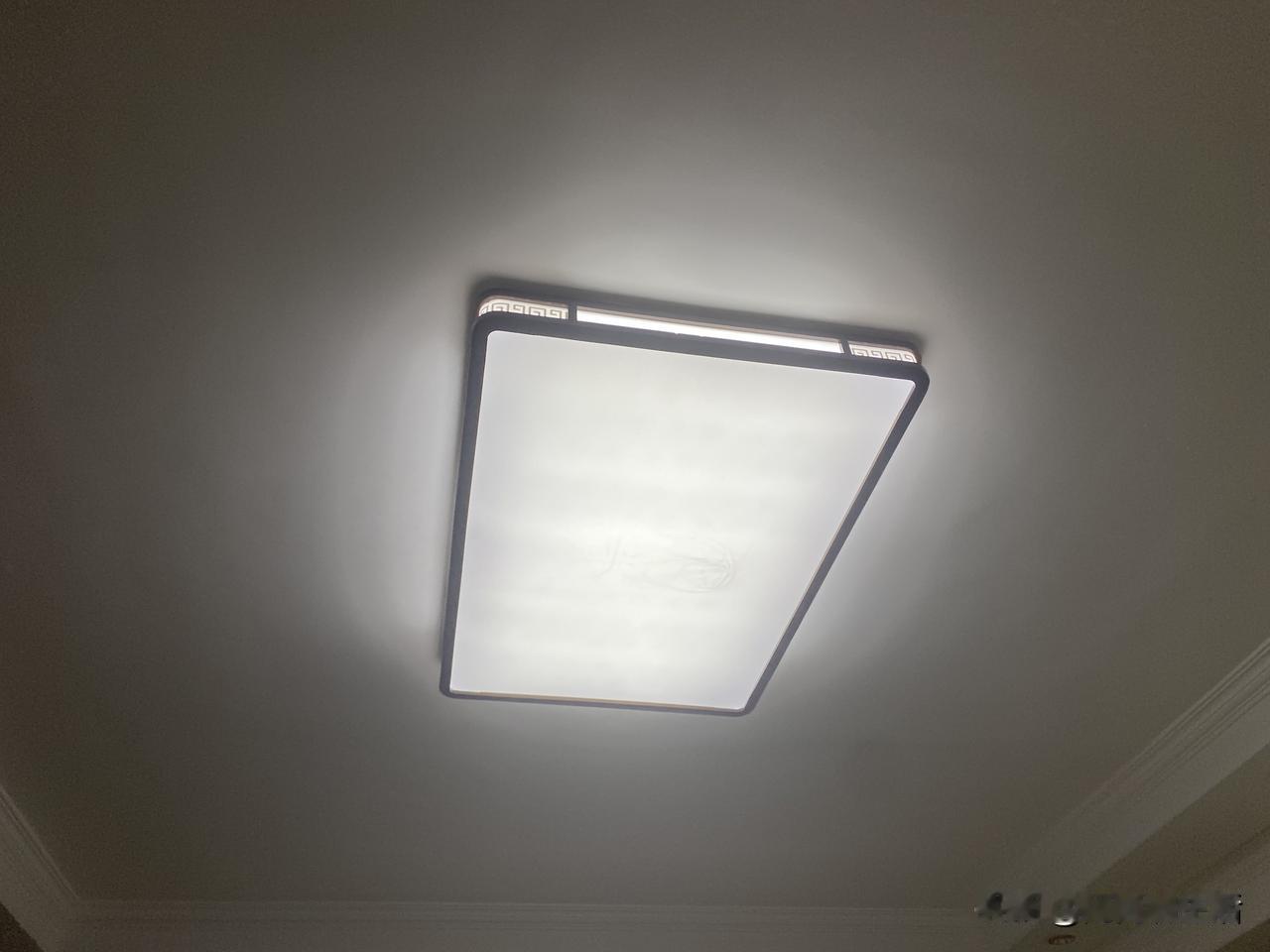 扎心！现在的大学生怎么了？毕业就失业！闭门啃老，父母端饭不敢出声。
我侄子普通大