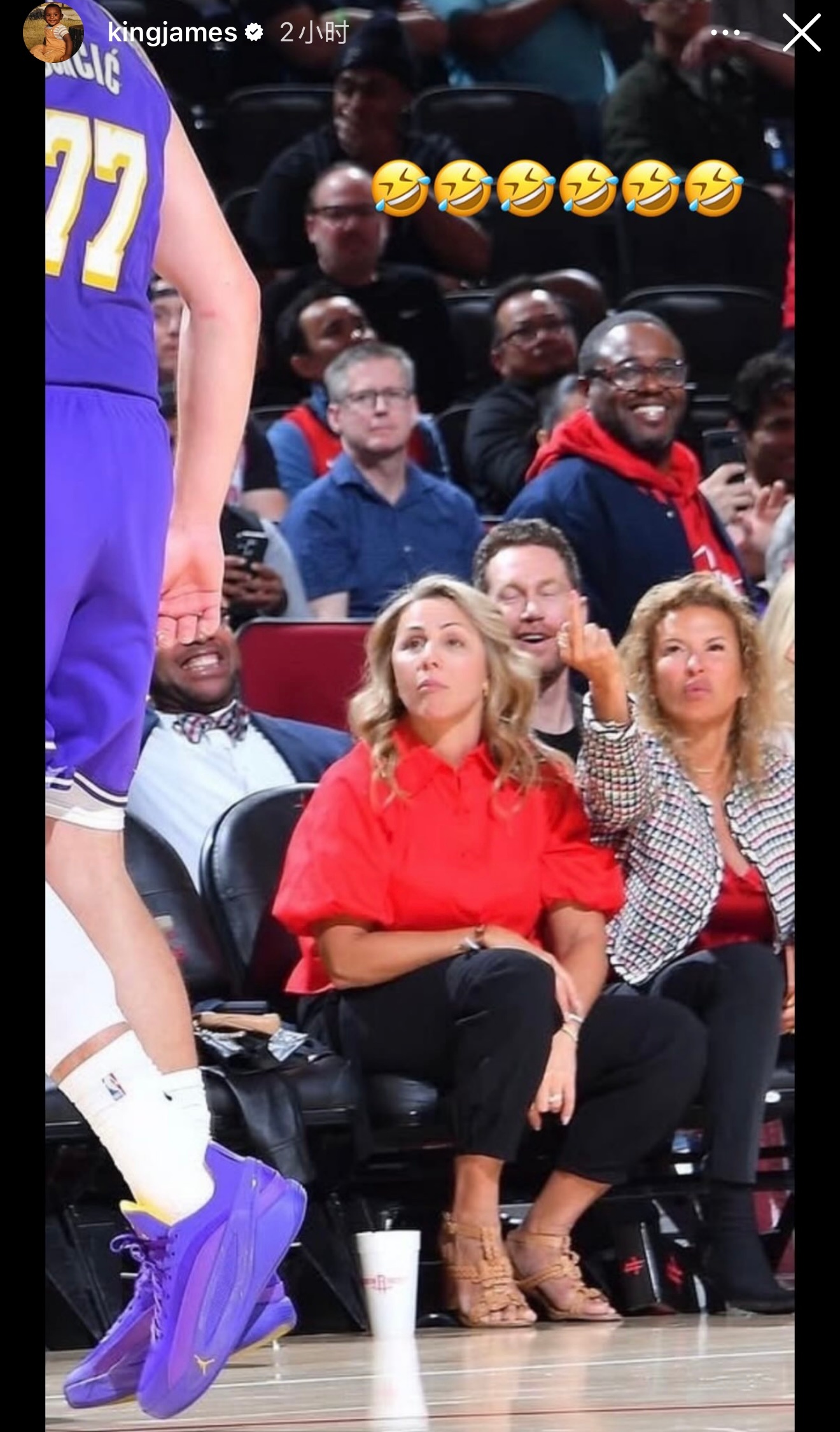 🤣詹姆斯哭笑不得，更新社媒，有场边的观众对着他们竖中指。 