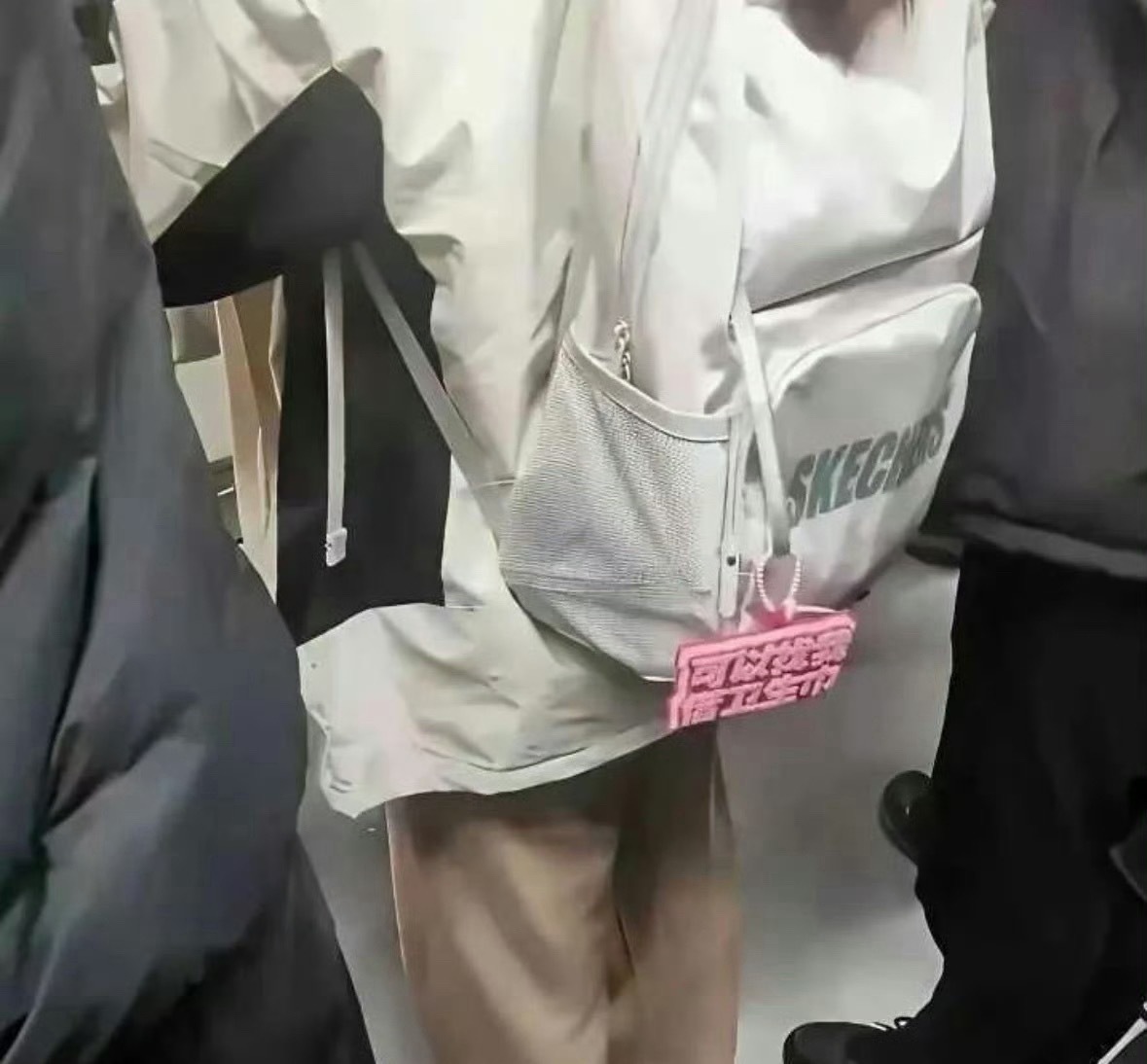 “地铁上看到的，现在的小姑娘也太勇敢了吧!” 