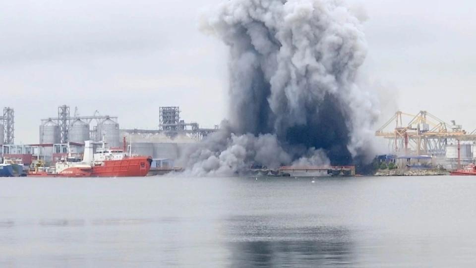 罗马尼亚康斯坦察港6月5日发生无人艇爆炸，城区大范围听见巨响，事后岸边还搜出另外