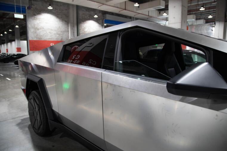 我们参加了特斯拉Cybertruck，也就是“赛博越野旅行车”的活动！以前只是看