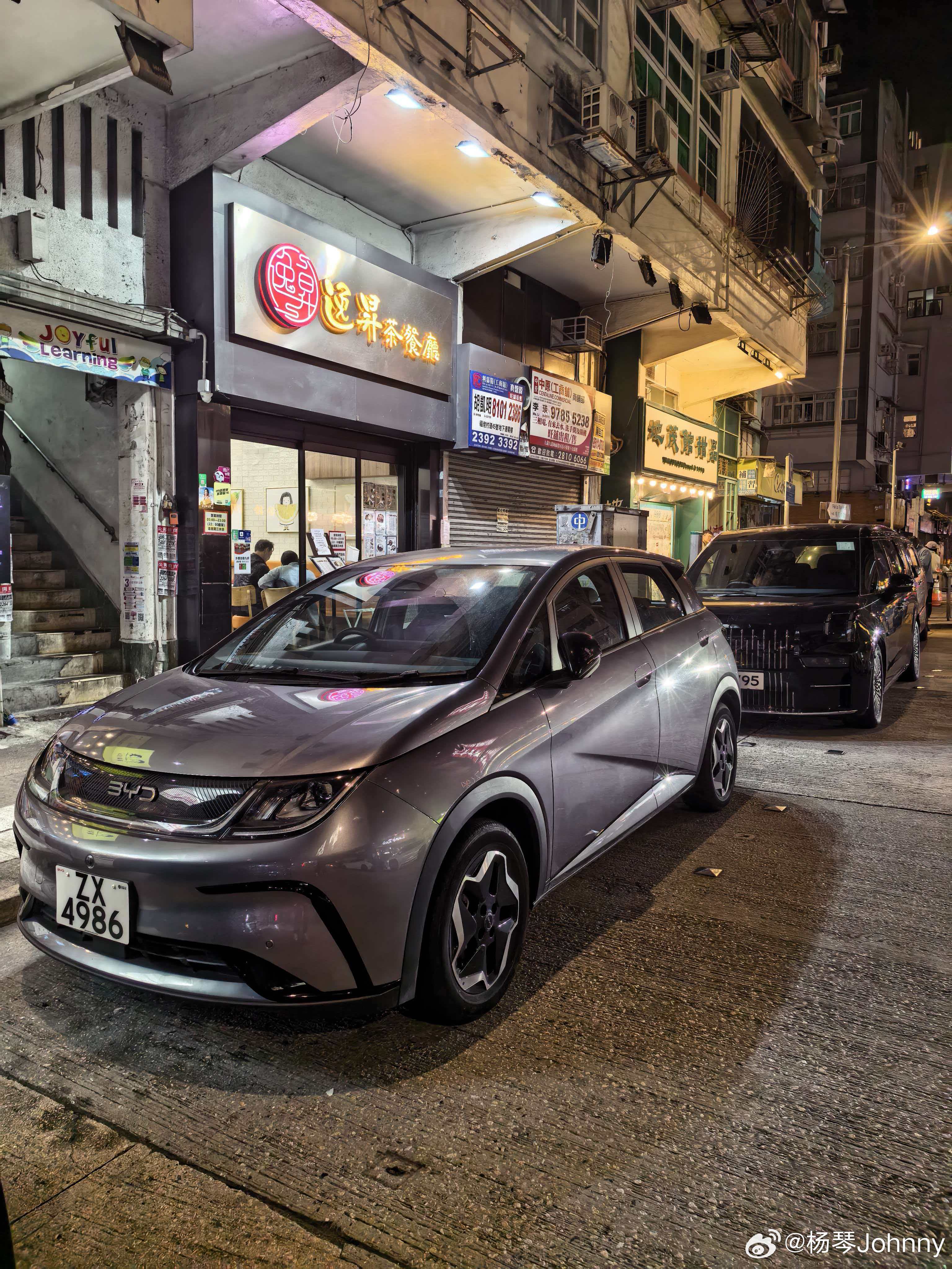 油价飙升引发民生领域连锁反应，香港亦难以幸免。本港油价攀升，特级无铅汽油零售价已