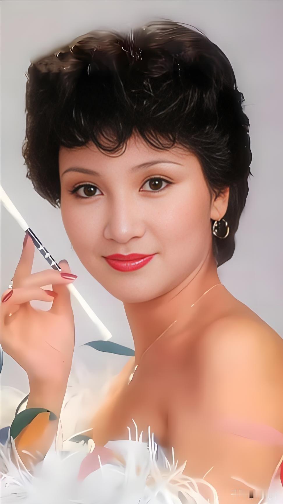 狄波拉（原名李敏仪），谢霆锋的母亲，1951年生于香港，是香港知名女演员、主持人