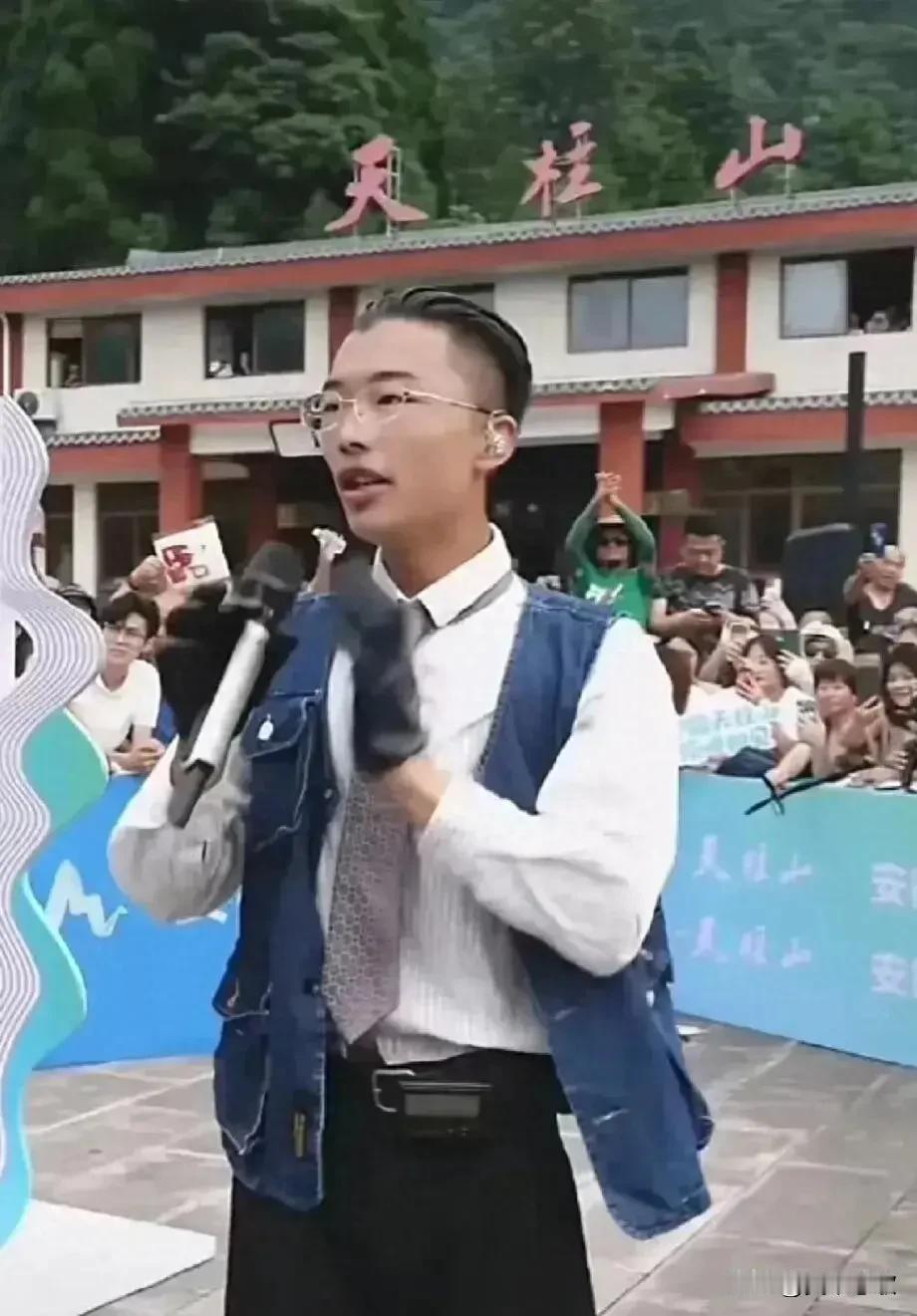 郭有才现象，是当今社会的一个畸形状态，也是千千万万个所谓“网红”的缩影。
郭有才