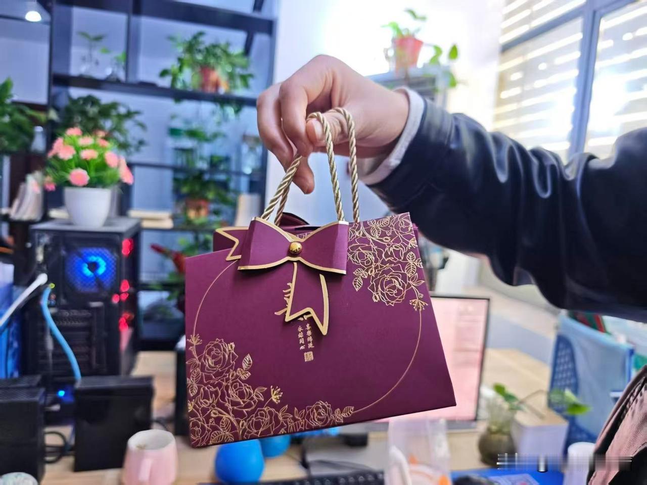 说句特别扎心的大实话，
你别不信，
如果你
手里能存下10万存款，
没有负债，
