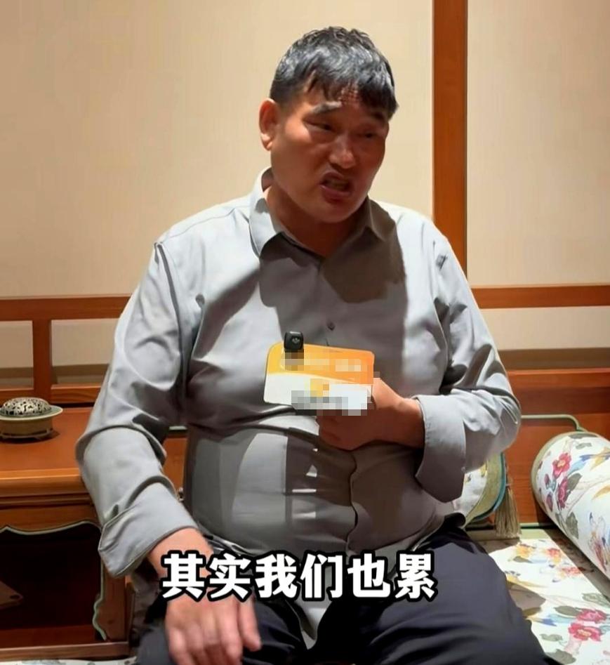 朱之文想按个摩都要先看四周，

出名十五年，他失去的不是自由时间

朱之文说自己