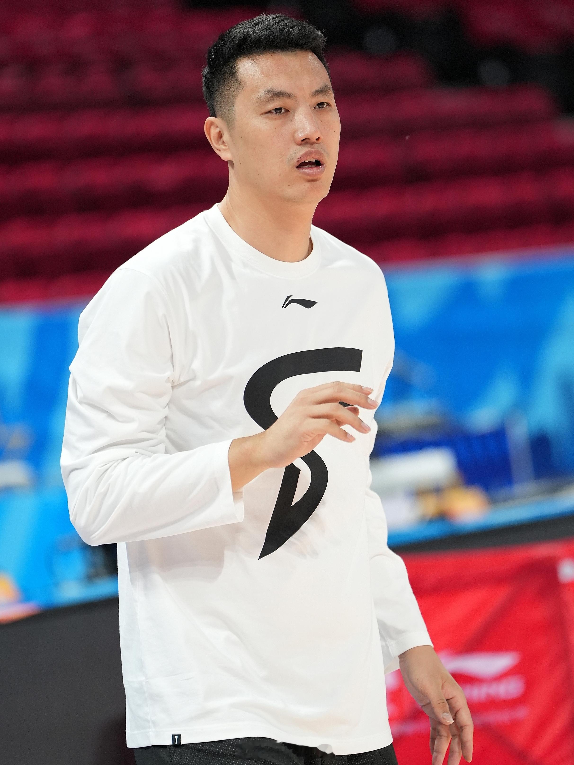 北京男篮vs上海男篮 爱酱没来，爱酱的logo T来了，川穿这个挺帅！ 北京·五