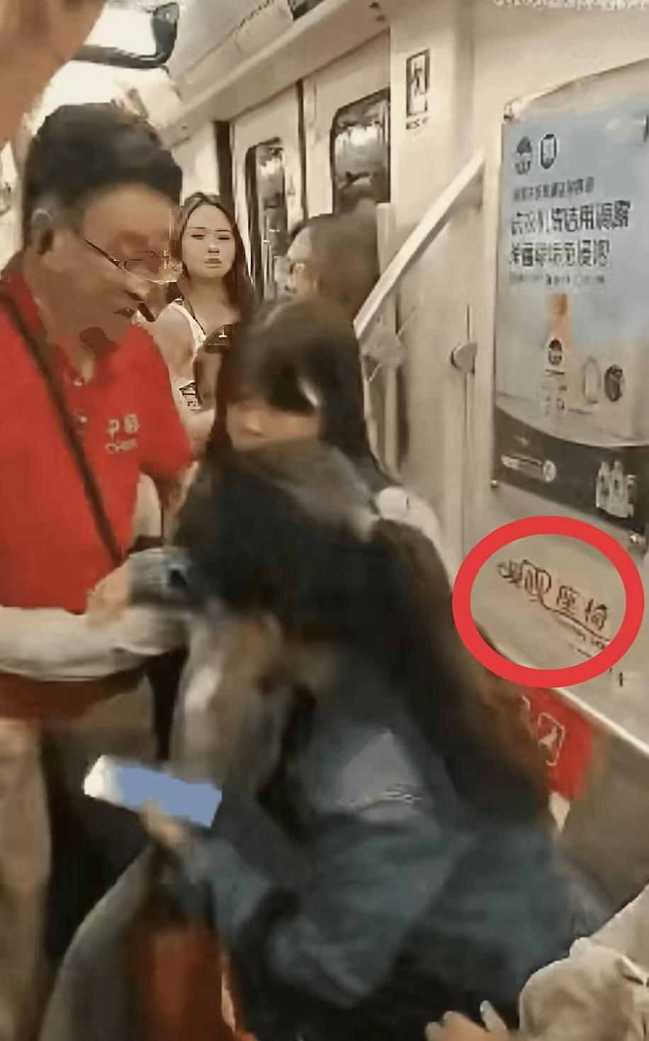 爱心专座的规定得改改了。女子占了爱心座是不对，但你可以好好说：这是爱心座，请你让