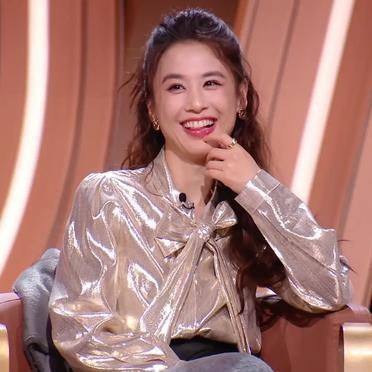 张萌在活动上向杨幂要微信，被拒绝了两次。
第一次，杨幂说没带手机。
张萌没放弃，