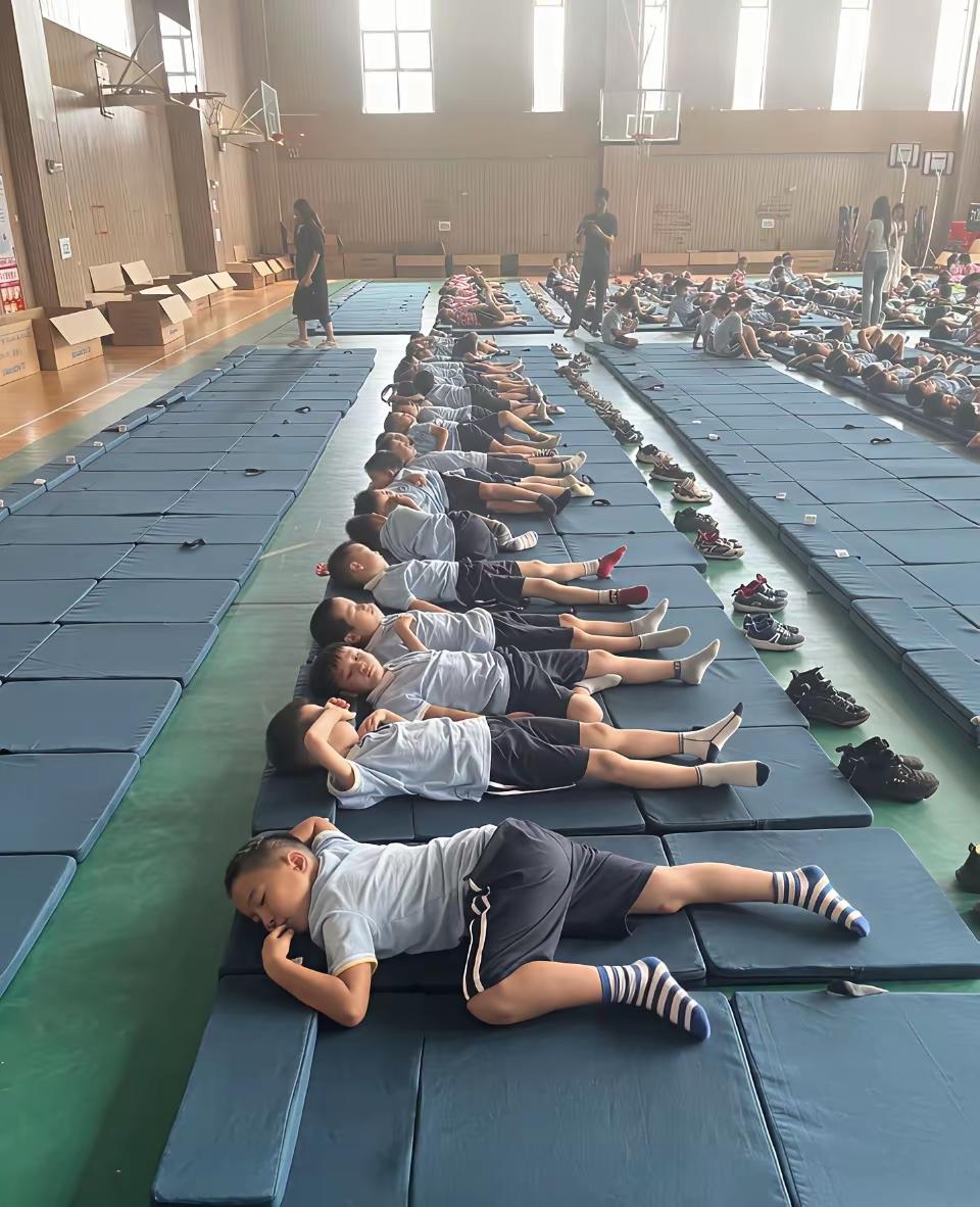 小学看到的一幕！
这样的午休室不得不说太棒了！给老师跟校长点个大大的赞！希望全国