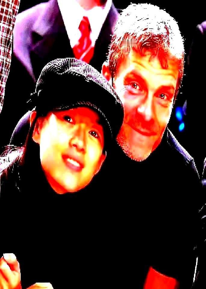 消失15年，章子怡的神秘前任突然被华纳CEO请出山，直接坐在小李子身边。这桌饭，