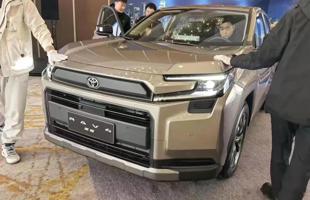 网传这是一汽丰田换代RAV4荣放，这内饰少了至少20个按键，而且还采用了电子挡把