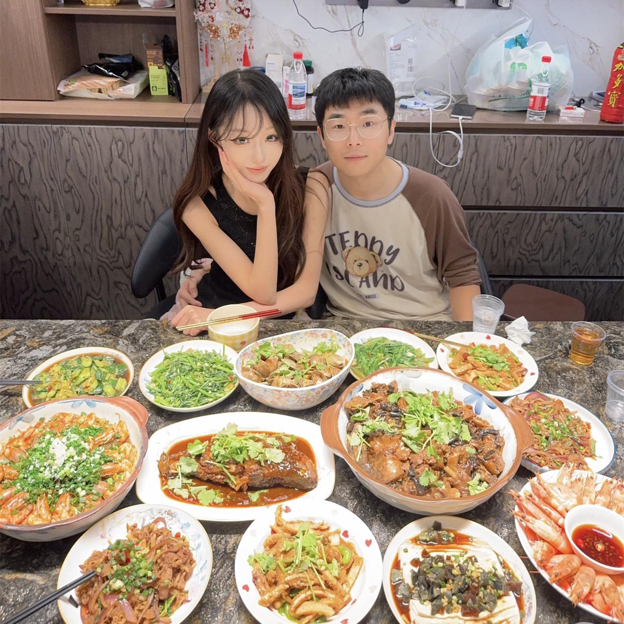 张九南在家给妻子尹妍名庆生，做了满满一大桌子菜，生活就是这样简单又幸福！德云社张