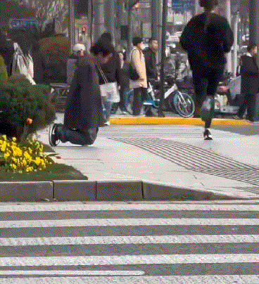 我与这哥们无冤无仇，他为啥把我当憨批啊？