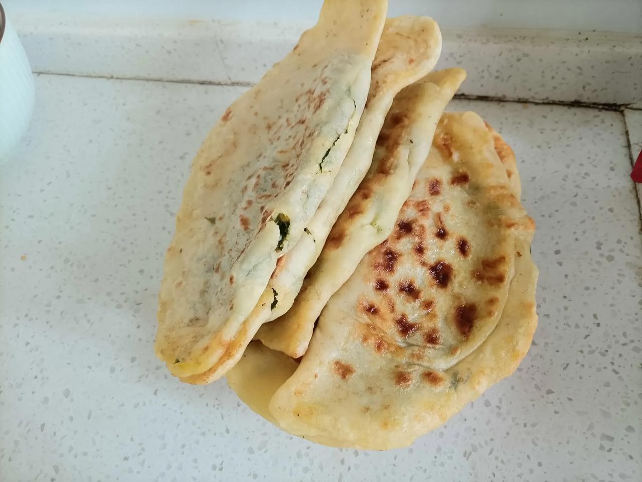 午饭大嫂来投食，韭菜盒子。大概有十几年没吃过了，饿肚子吃感觉挺香挺好吃的。饥饿缓