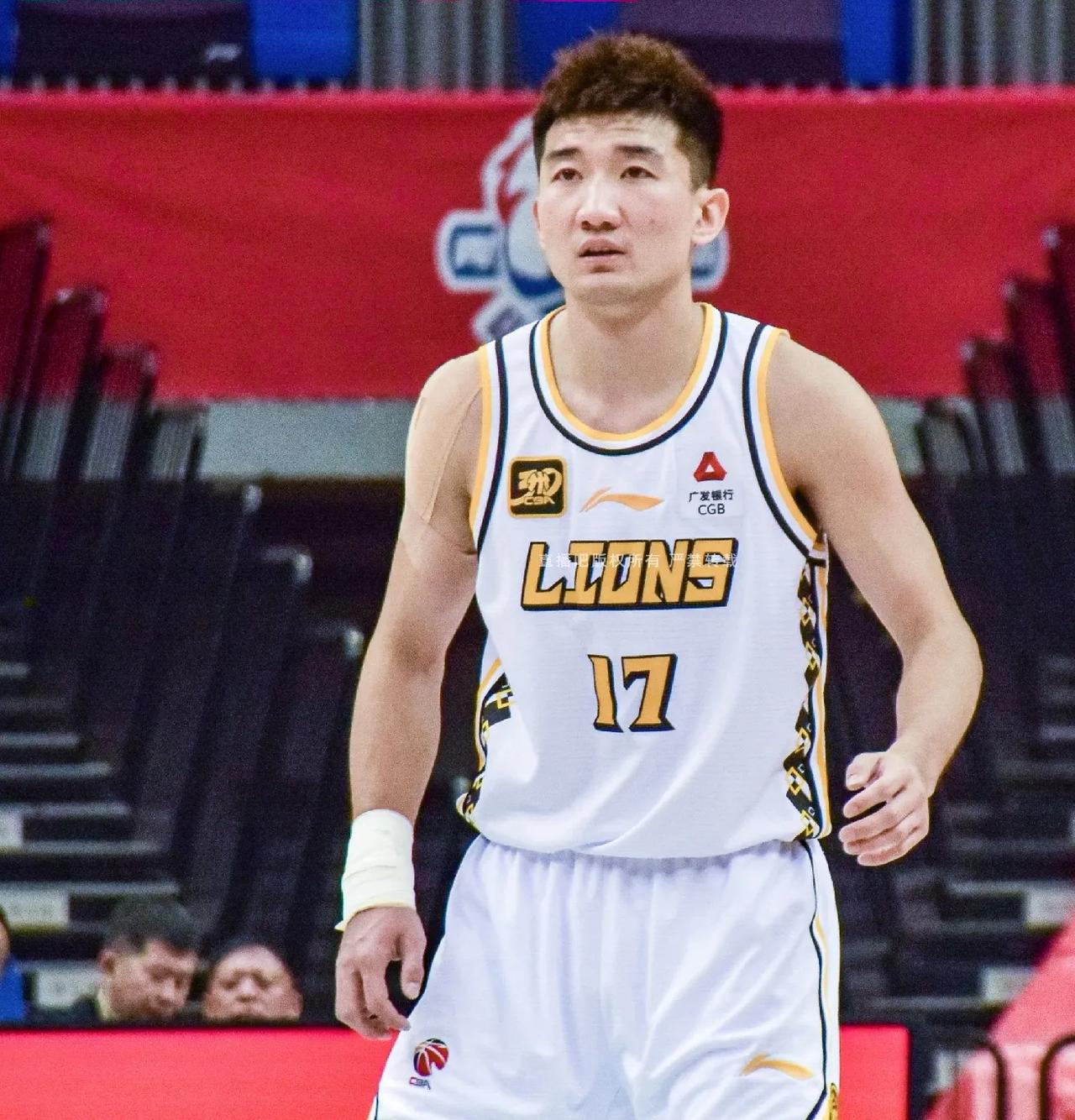 12月21日，广厦与广东比赛各位置对比:
1，五号位:广东莫兰德+徐昕+张明池，
