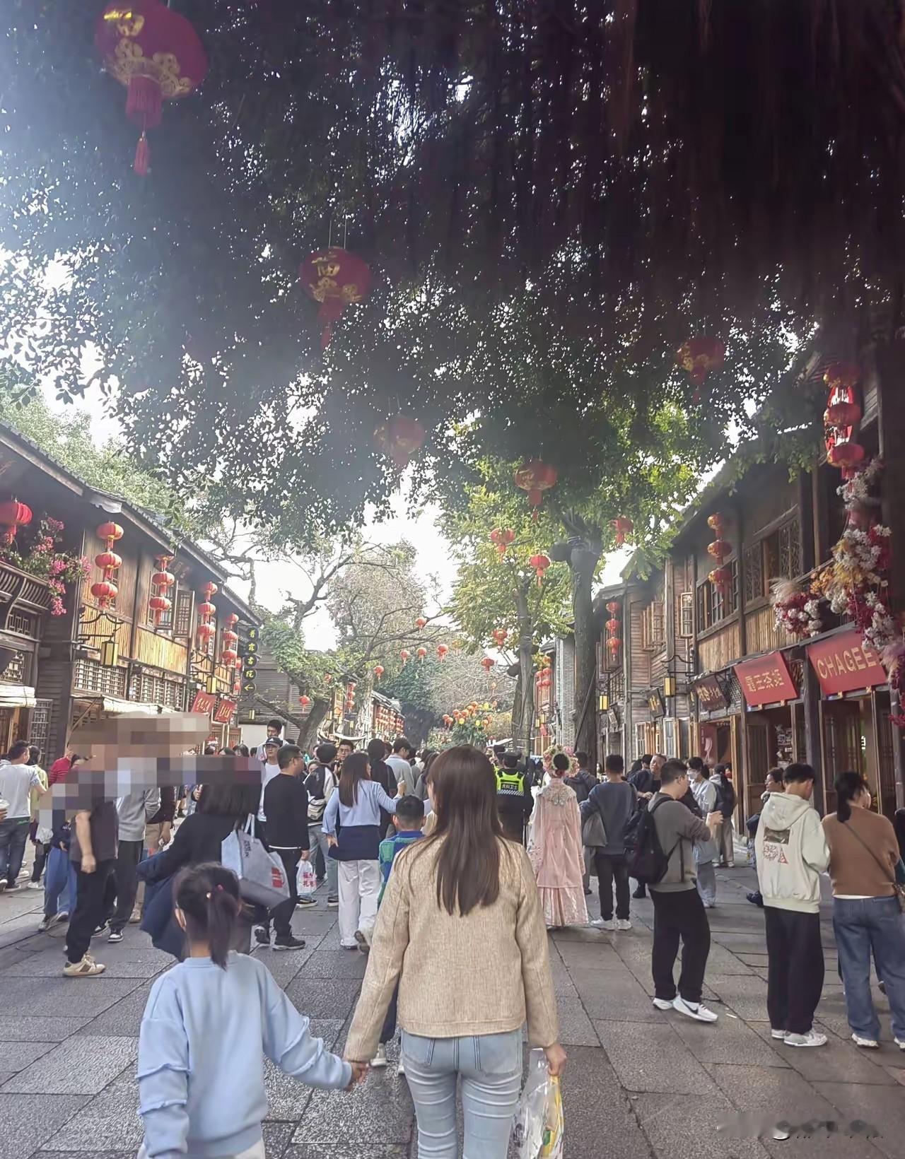 楼下一邻居，30多岁了，也没有嫁人。平时上班比较忙，有时候干脆就住在单位。她特别