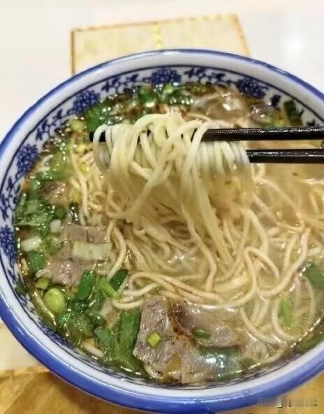 家人们，谁懂啊？
我对着K线图一顿操作，成功把自己送进了“股东”Vip包厢……