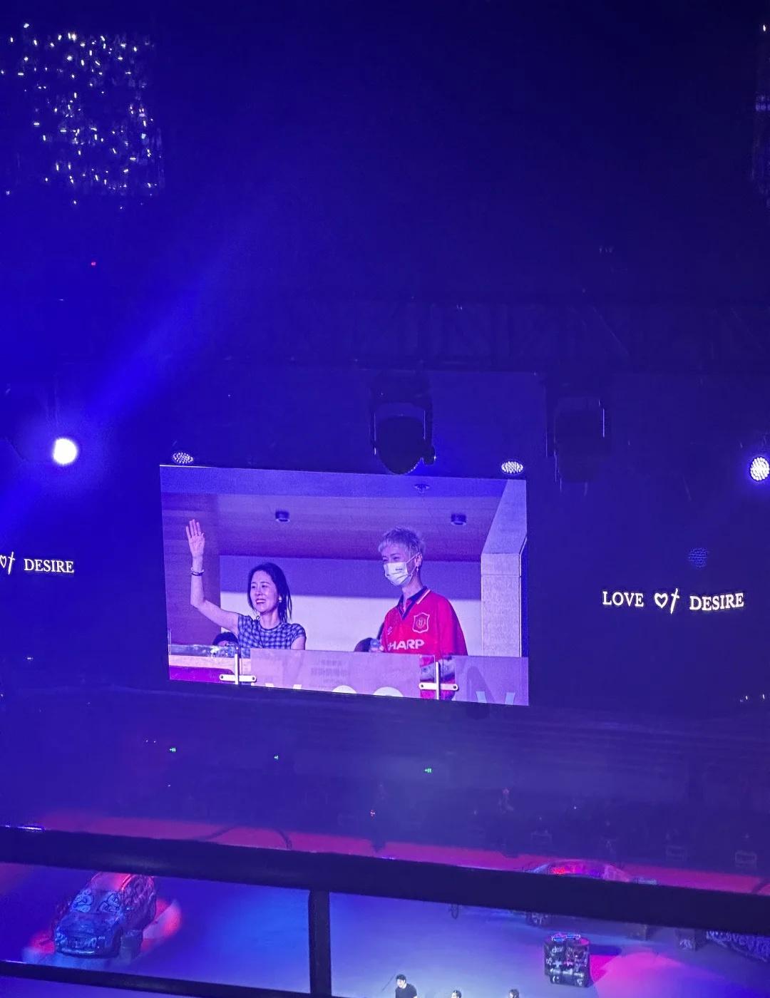 这是谁！！！
凑热闹看周震南演唱会 居然看到了鹿晗和张碧晨！！！
周震南 鹿晗