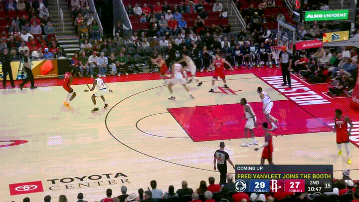 火箭全明星中锋申京真是太嚣张霸气了！在今天火箭主场迎战快船的比赛中，当时比赛进行