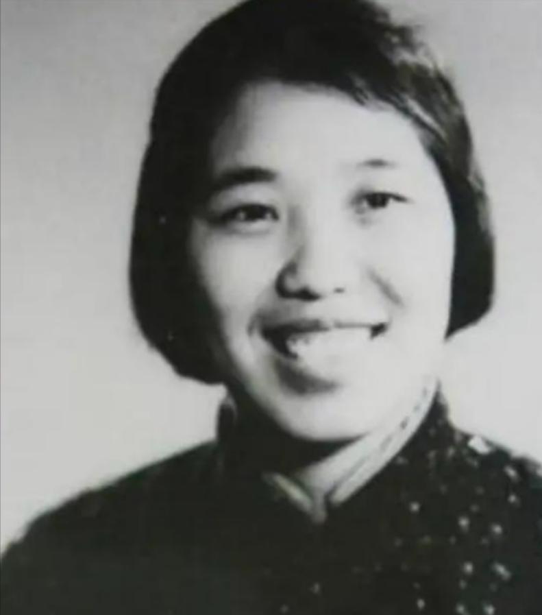 [微风]1983年6月的一天，邢燕子被叫去了天津市委组织部。一位负责人不失礼貌地