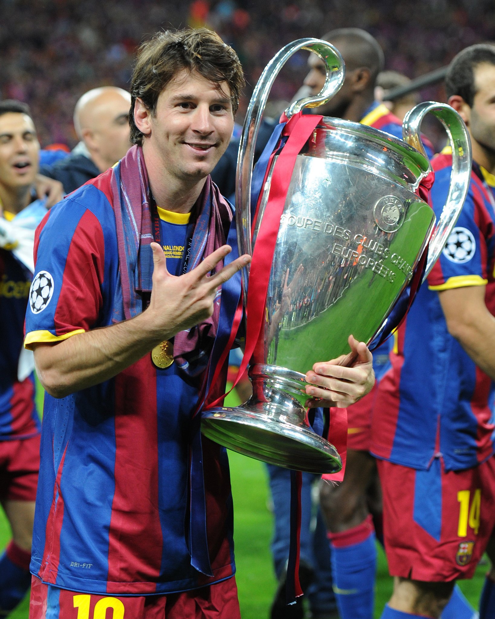 欧冠官推晒梅西手捧大耳朵杯👀#梅西[超话]# ​​​