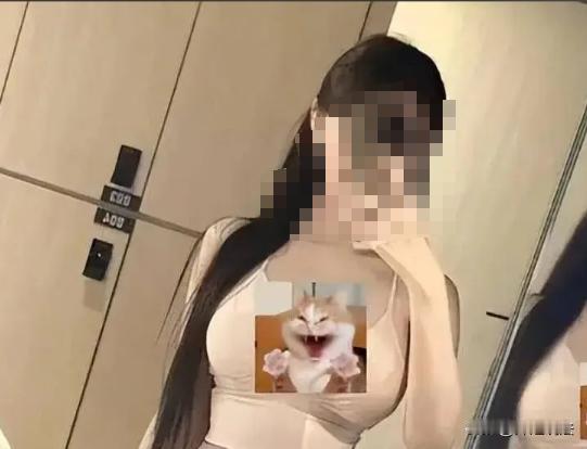 有个男子在路边吃烤串，走过来几个靓丽的年轻女孩，其中一个主动过来要了男子的联系方