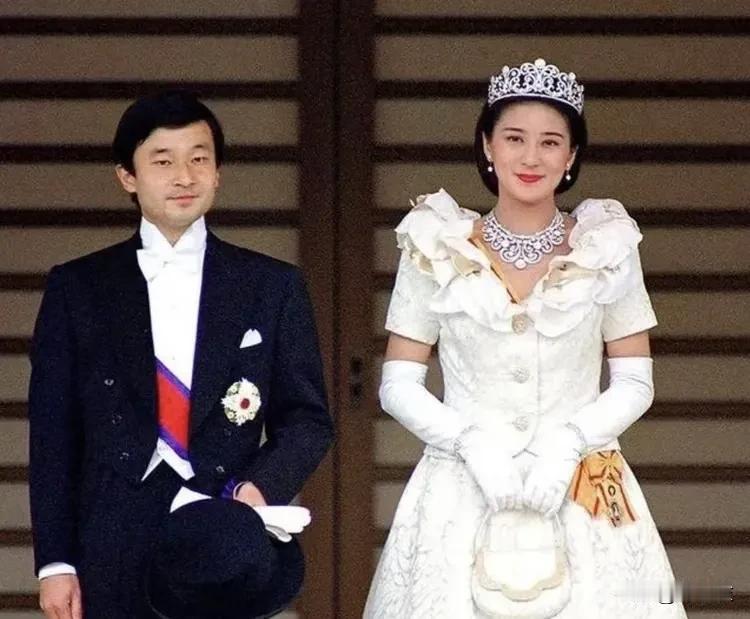 雅子皇后年轻时本来是一个有着前途光明的外交官，哈佛大学毕业高材生。

后来却被困