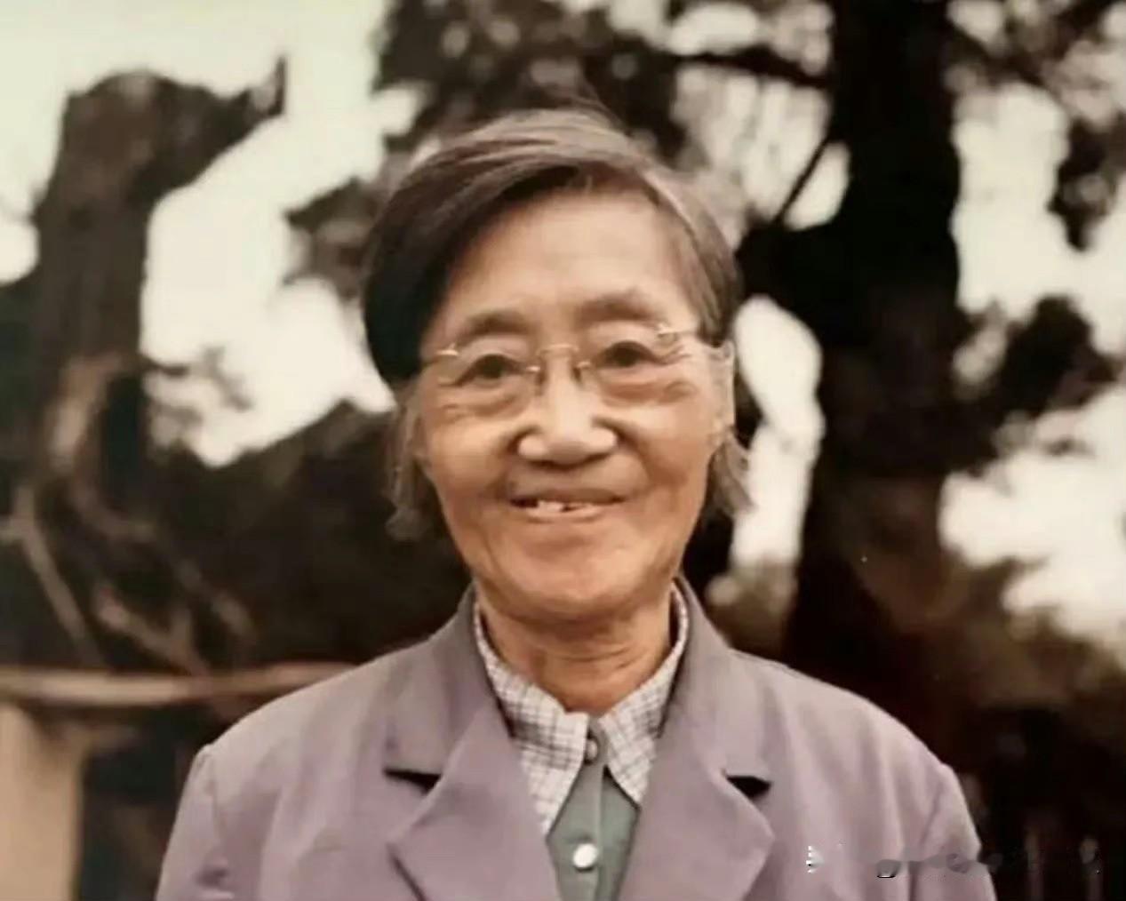 这位衣着朴素，面带微笑的女士可不简单。
她隐姓埋名30余载，奉献了自己的青春，为
