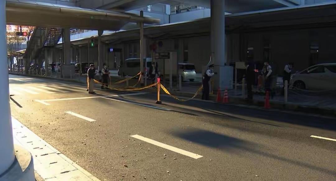 今天下午，一中国男子在日本航线楼坠落身亡，据了解，这名男子才20多岁，很年轻，他