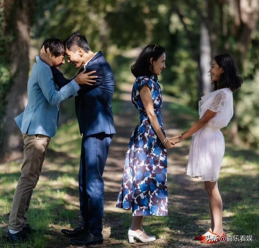 刘烨一家四口，罕见同框
 
3月23日，刘烨迎来48岁生日，妻子安娜特意在社交平