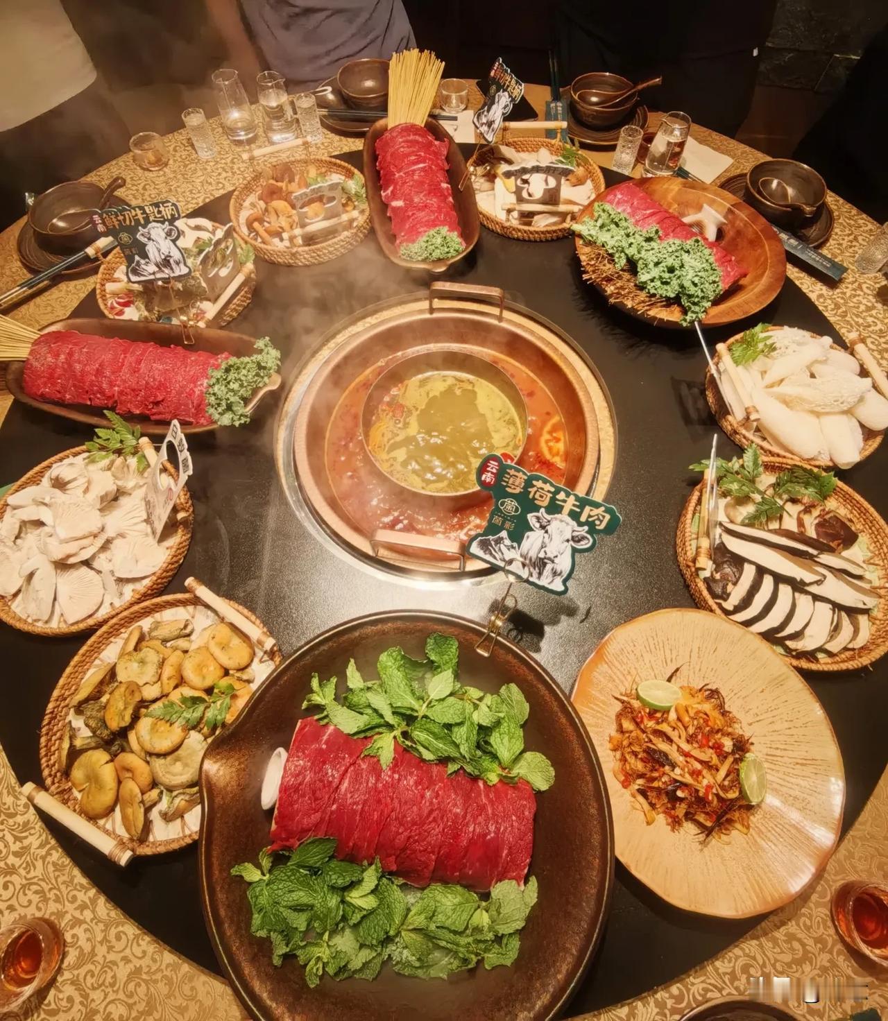 菌彩出彩，人生精彩🧨
昆明夏天的灵魂，全都藏在这一席野生菌鲜宴里！
新店就在胜