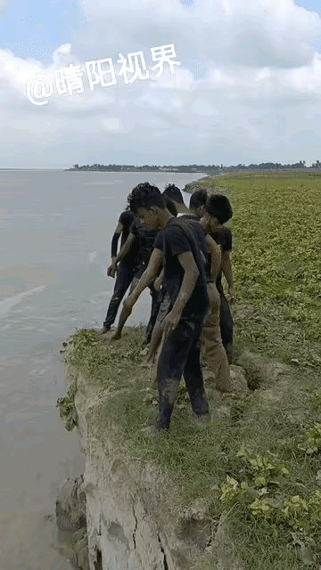 站悬崖边瞎晃悠，真当自己命硬？
 
几个人站在悬崖边上摇来摇去，看着就让人揪心，