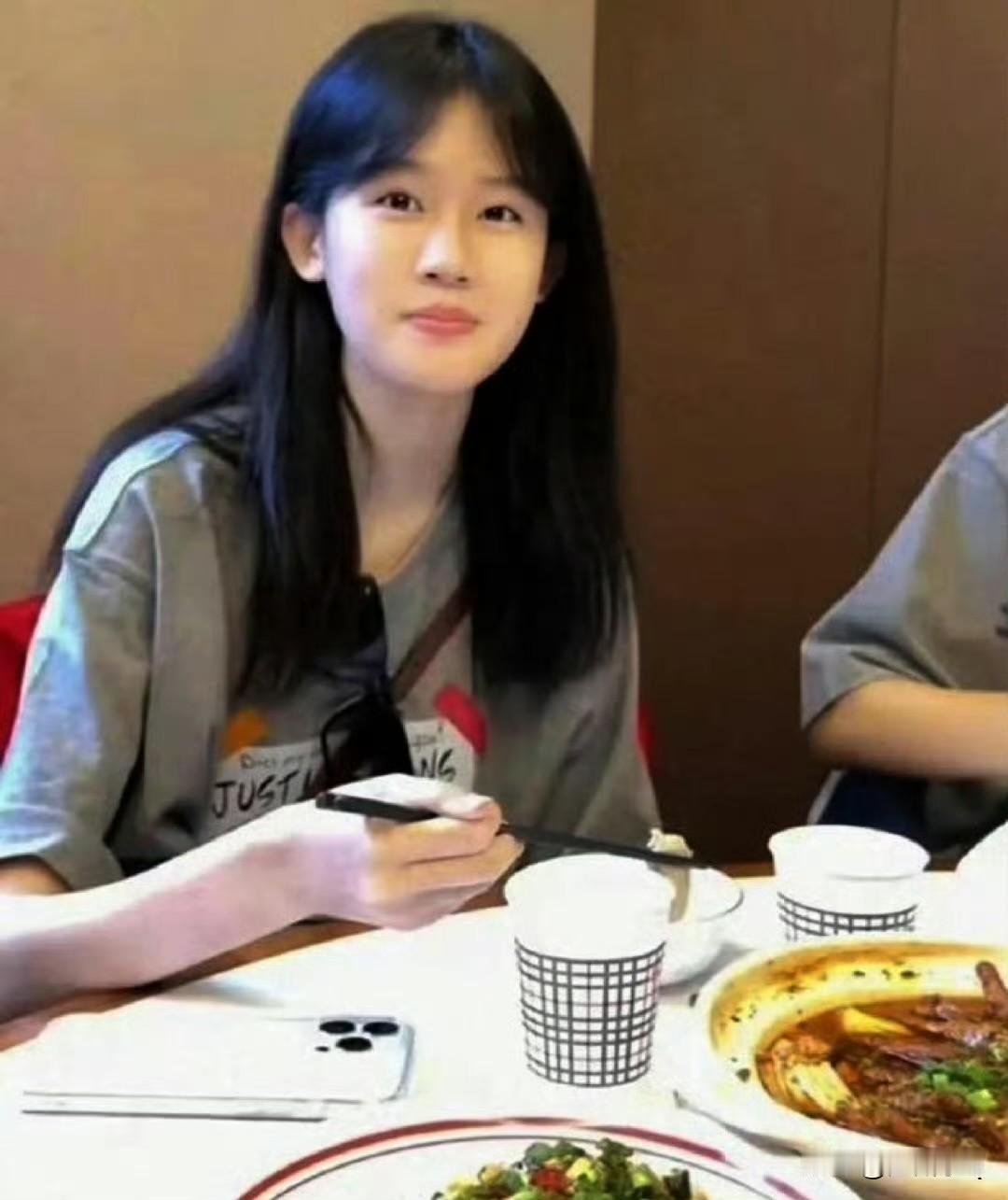 陆家有女初长成，这气质也太讨人喜欢了。

记得《爸爸去哪儿》里的小贝儿还是个爱碎