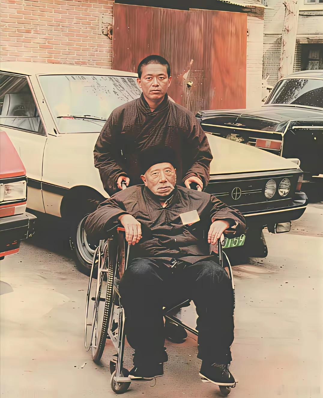 释永信被判24年1986年，21岁的释永信推着师傅去医院看病，那时候的他看起来纯