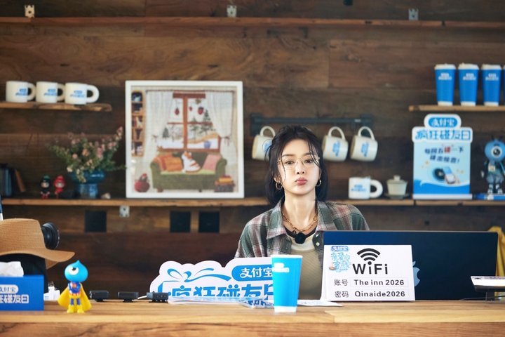 也有秦岚插不上话的时候 亲爱的客栈 秦岚举小手插话的样子，软乎乎又委屈，被王鹤棣