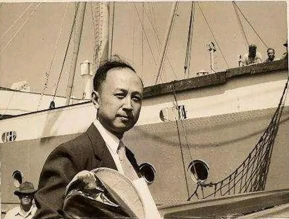 “钱学森回国前夜，悄悄在加州理工黑板上画了串‘中国结’——不是打 knot（绳结