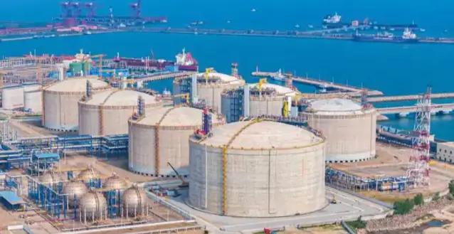 ​中国的石油储备已经达到了14亿桶，面对居高不下的油价，中国却能轻松地驾御。
​