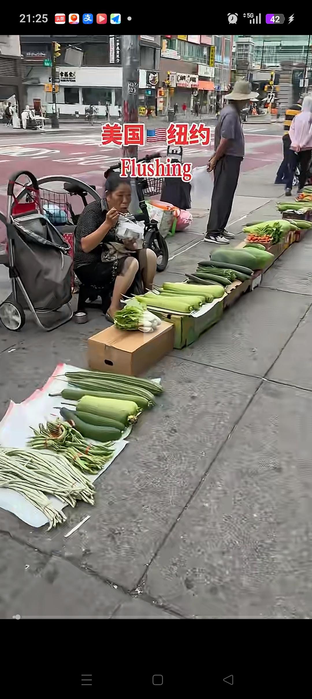 为什么这么多中国大爷，大妈在纽约摆地摊？别看她们穿着普通，实际上她们的儿子，女儿