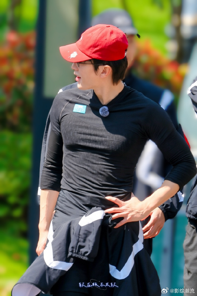 代旭被捏胸肌的反应代旭被捏胸肌的表情 谁能想到代旭综艺感这么强，被捏胸肌后不知所