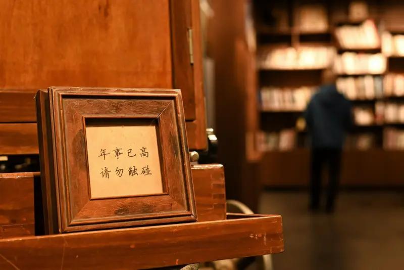 听说上青杰哥赠给“馆长”一件印有中国的衣服，这举动超赞！这衣服可不只是普通衣物，