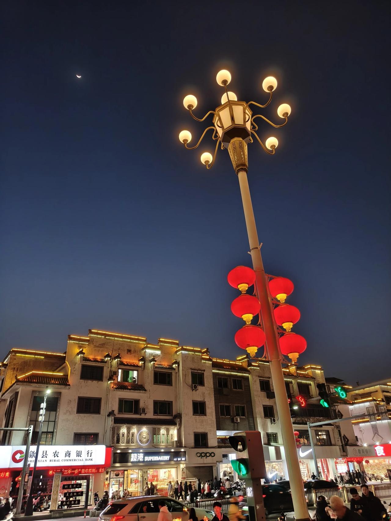 首先应该是我们全国各地的民俗活动吧！
到处都是张灯结彩的，到处都🈶中国红~🏮