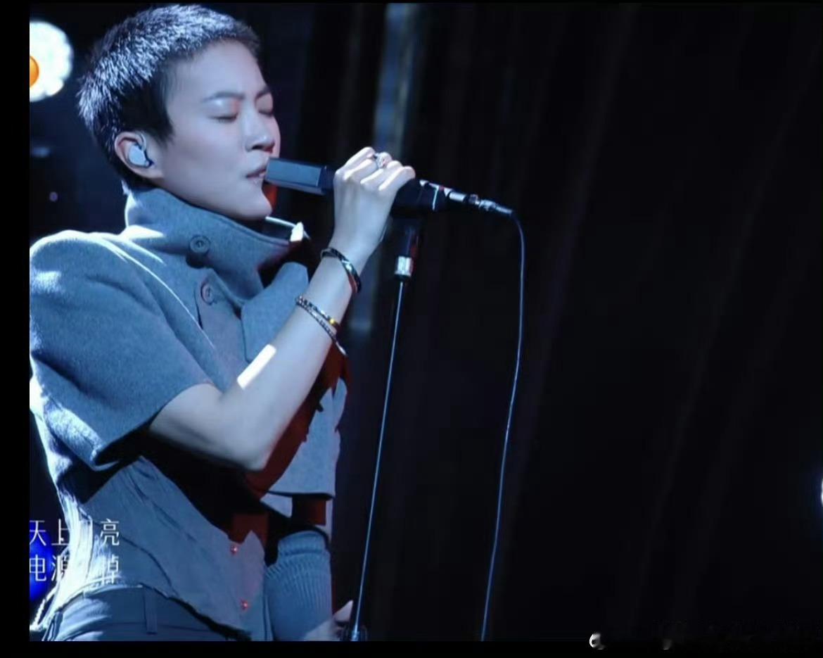窦靖童的音色窦靖童 好听自带故事感的嗓音，低吟浅唱氛围感拉满，音色无可替代。 