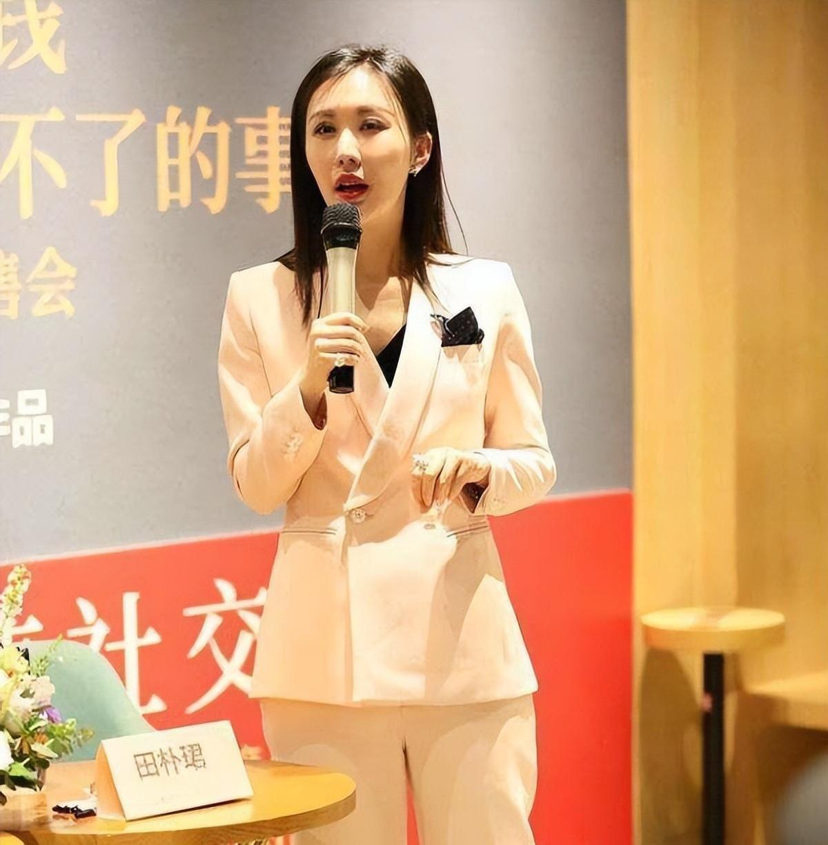 你知道吗？地产大佬王石竟然和小自己30岁的田朴珺走到了一起，这两人一老一少，真的