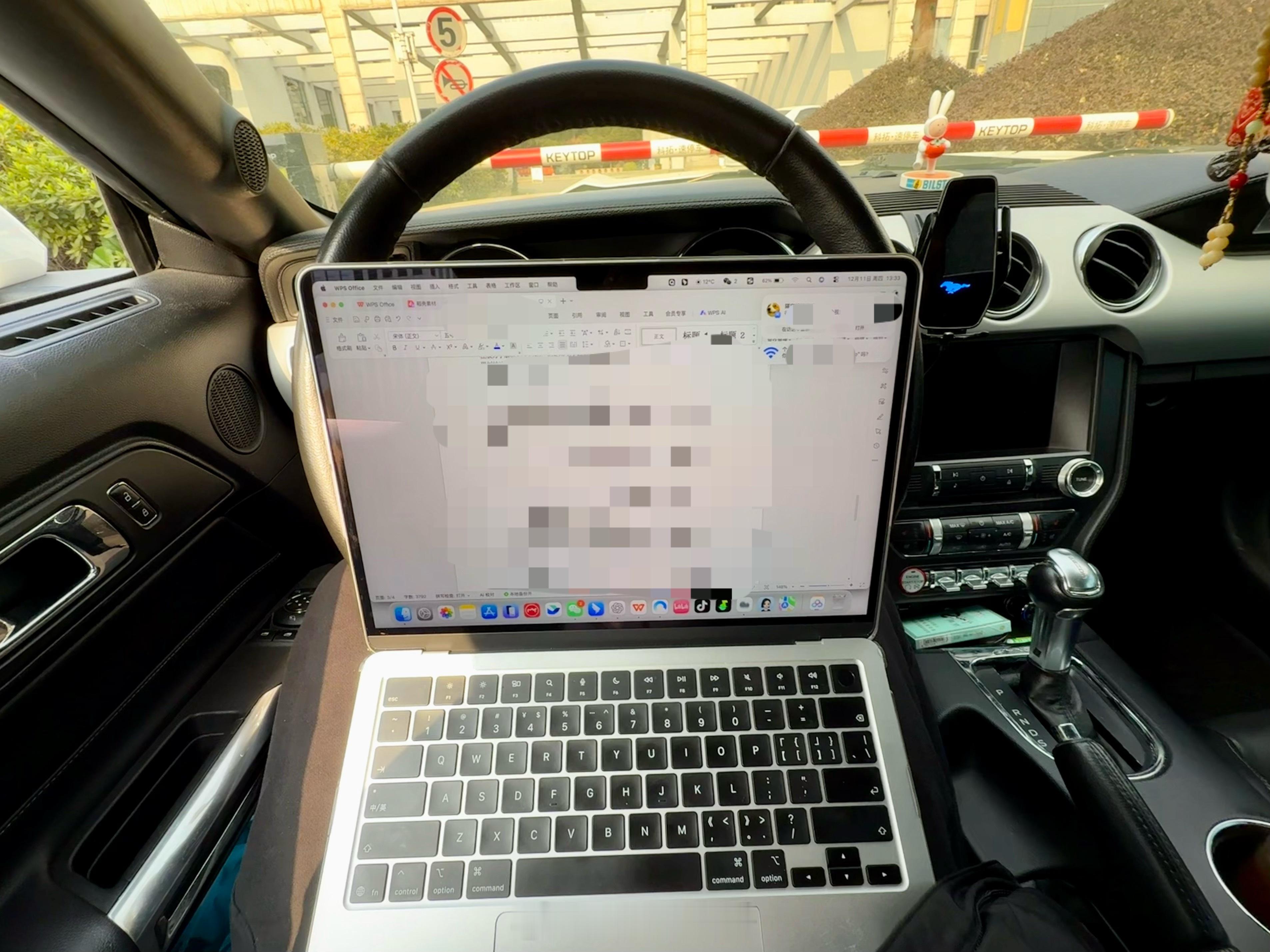 试完新车回公司，园区车位又是满满当当的，幸好我有MacBook，等车位的时候，可