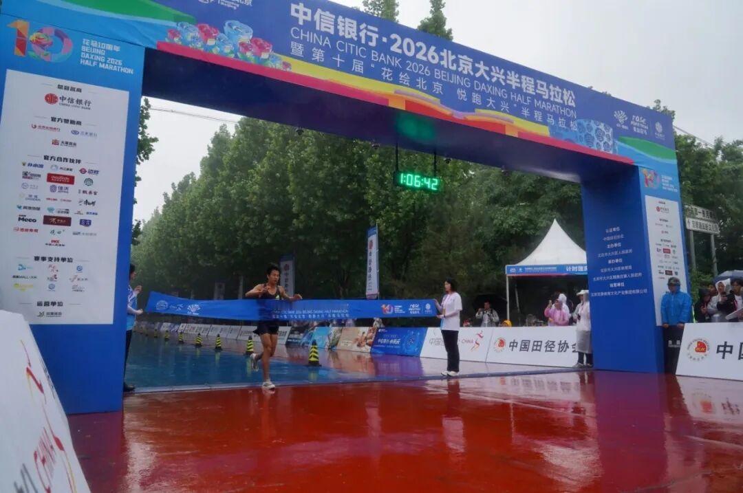太强了！雨中极限逆袭！陈雨繁上演硬核一战！
 
北京大兴花马全程大雨肆虐，路面湿