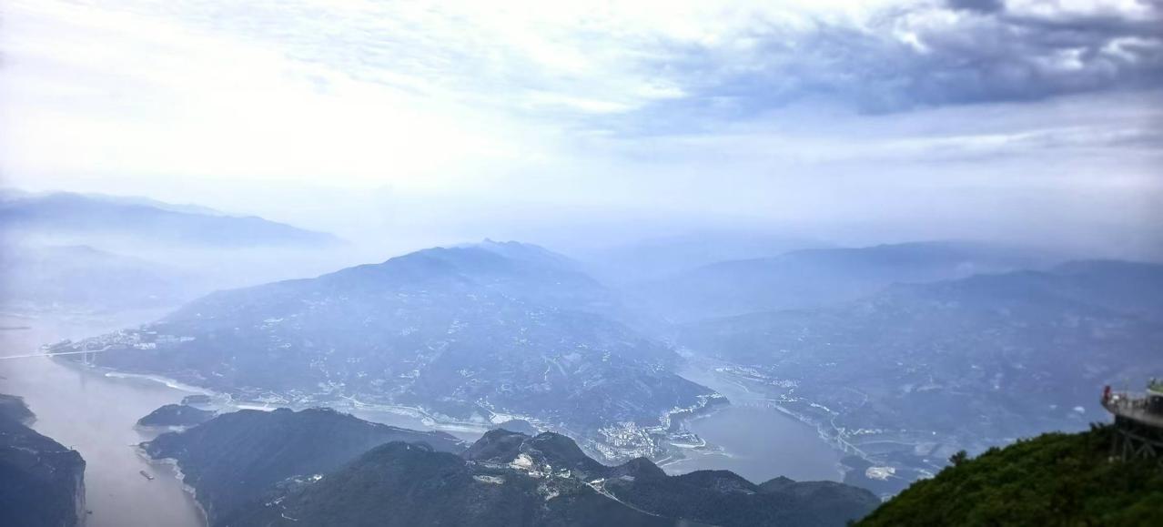 脚丈山河大地
下联：心量日月星辰