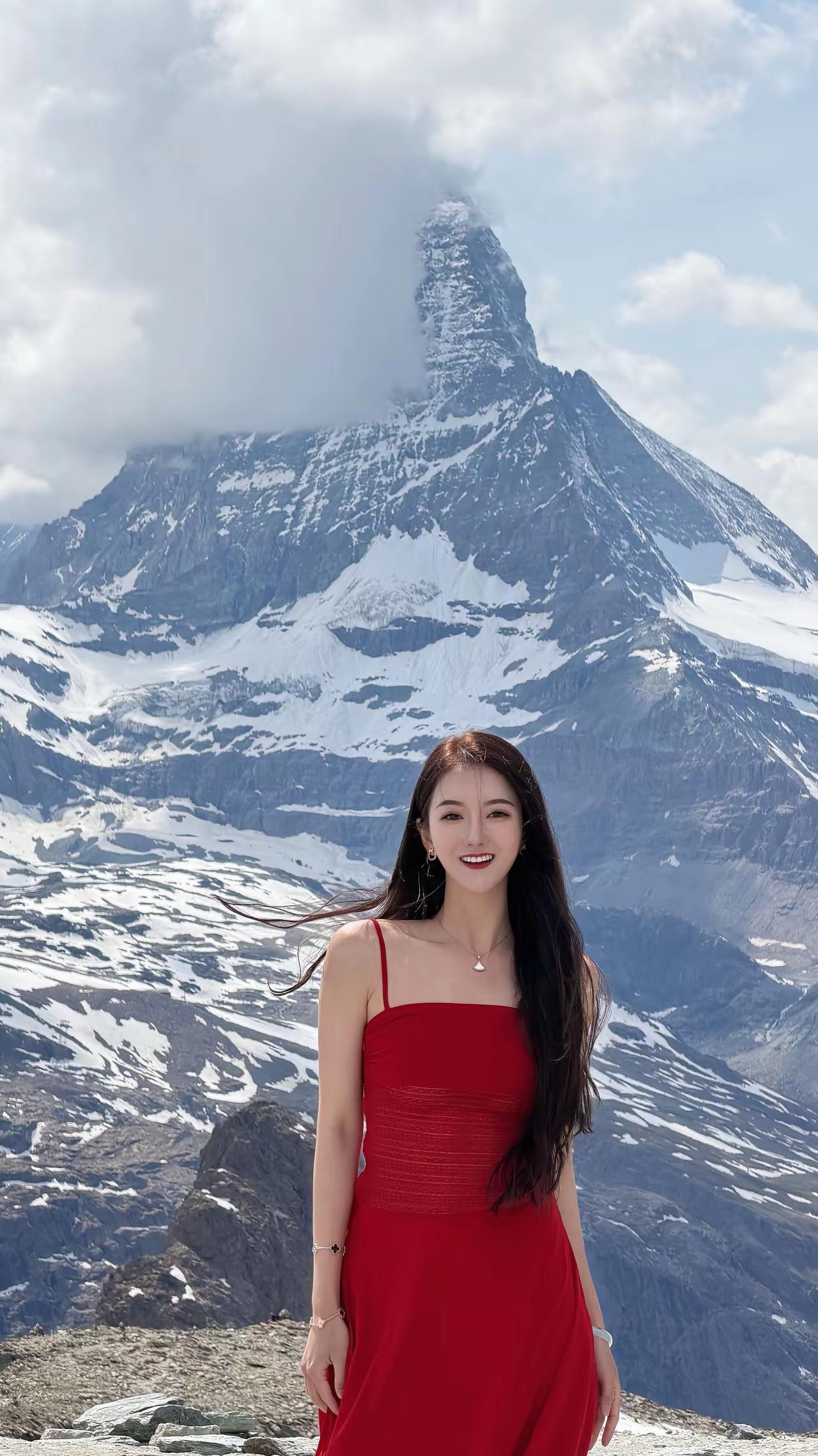 在雪山之巅，红裙飘飘，与自然共舞。