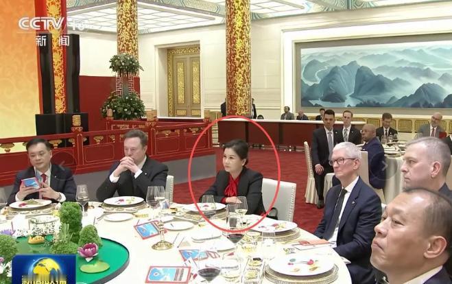 宴会上，坐在马斯克和库克中间的女人，原来是她！

谁能想到，一场顶级大佬云集的国
