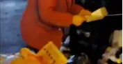 老人凌晨3点在外捡垃圾，好心店主赠与100元现金，劝其早点回家